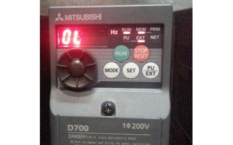 控制电机的变频器报警停机了，变频器上显示了一个代码