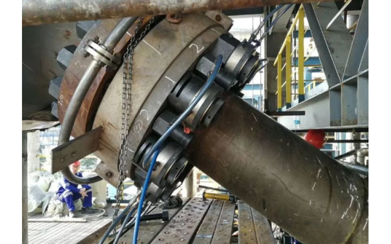 化肥氨合成塔顶盖螺栓预紧客户选用米兰体育在线注册,米兰体育（中国）KWZK液压螺栓拉伸器